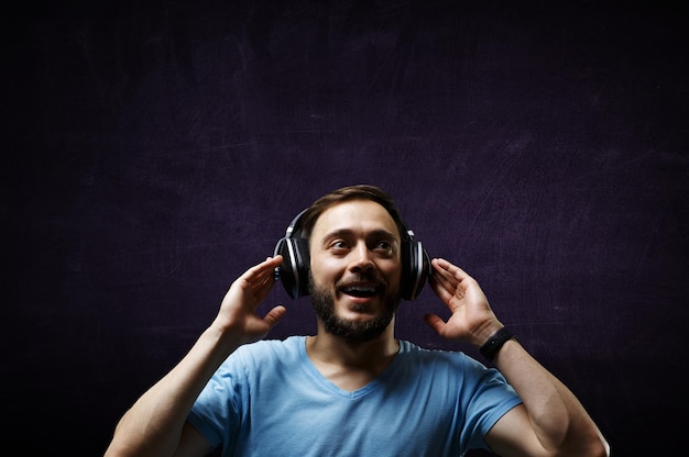 Joven con auriculares. Técnica mixta