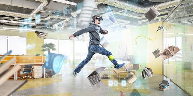 Joven con auriculares VR en una habitación con objetos voladores desordenados. Técnica mixta