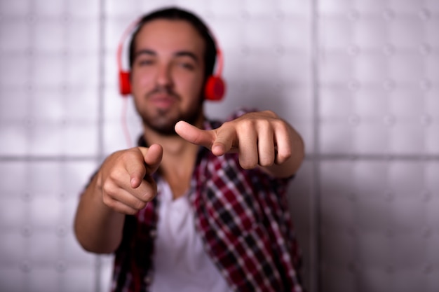 Joven con auriculares