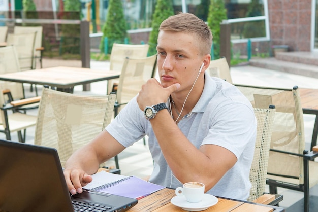 Joven en auriculares