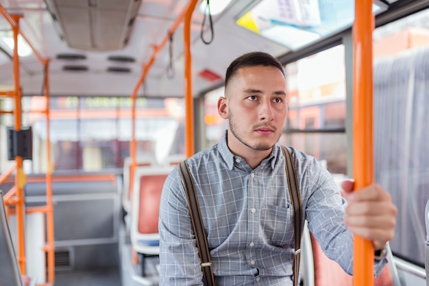 Joven en el autobus