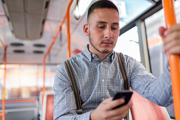 Joven en el autobus