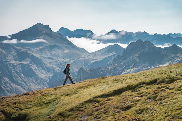 Joven aventurera trekking en la alta montaña, estilo de vida, relajación y libertad