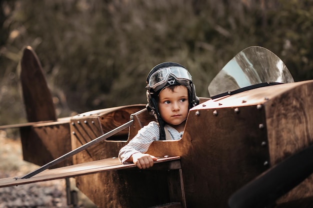 Un joven aviador en un avión casero en un paisaje natural Estado de ánimo auténtico de la imagen Vintage