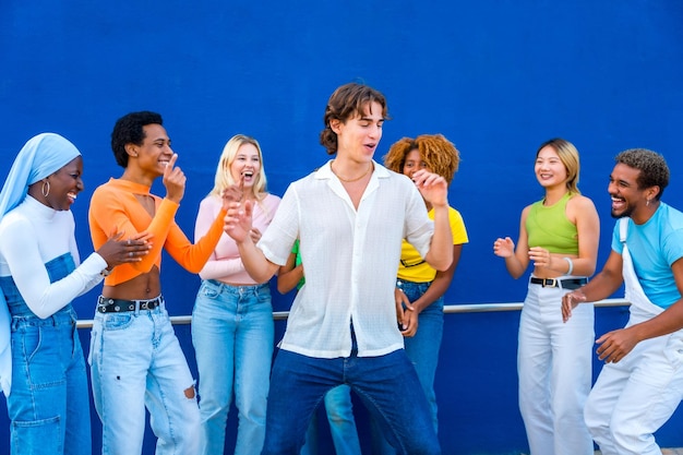 Joven bailando en una batalla de baile con amigos