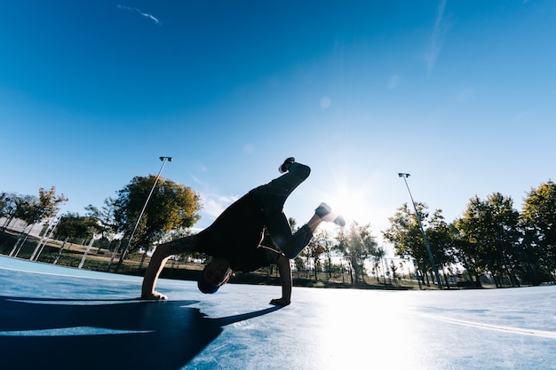 Foto joven bailando y posando en la cancha de baloncesto