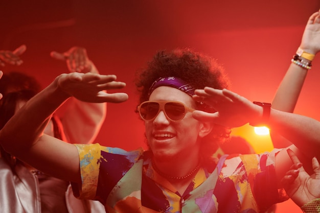 Un joven bailarín feliz con un traje funky