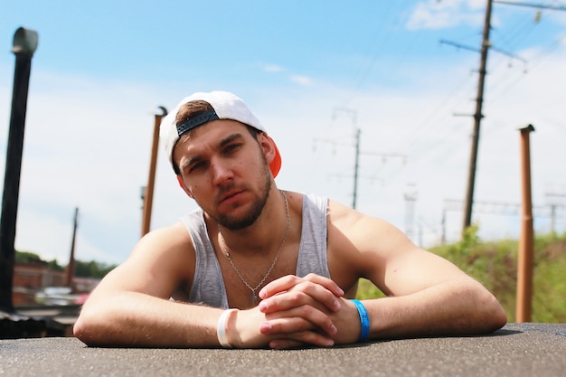 Un joven con un bailarín de hip-hop barbudo.