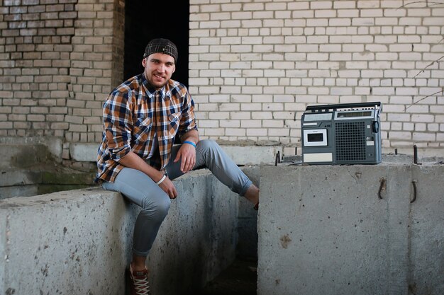 Un joven con un bailarín de hip-hop barbudo.