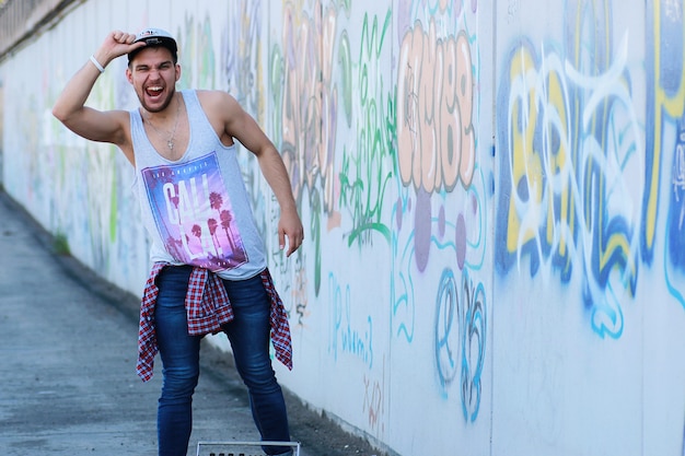 Un joven con un bailarín de hip-hop barbudo.