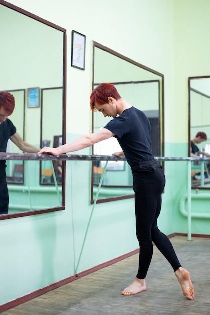 Joven bailarín practicando nuevos movimientos en el estudio de baile