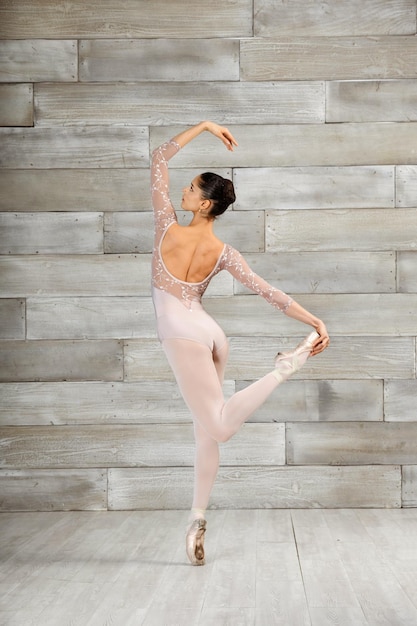 Joven bailarina bailando en estudio