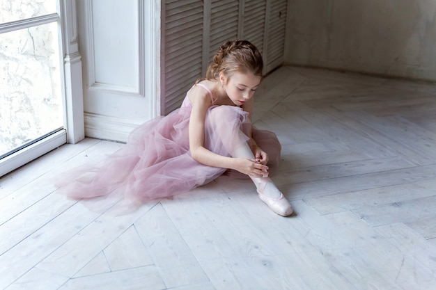 Joven bailarina de ballet en clase de baile.