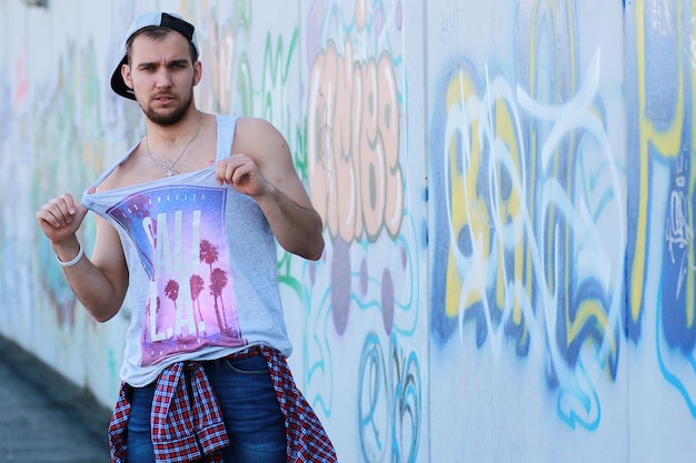 Un joven con una bailarina de hiphop barbudo