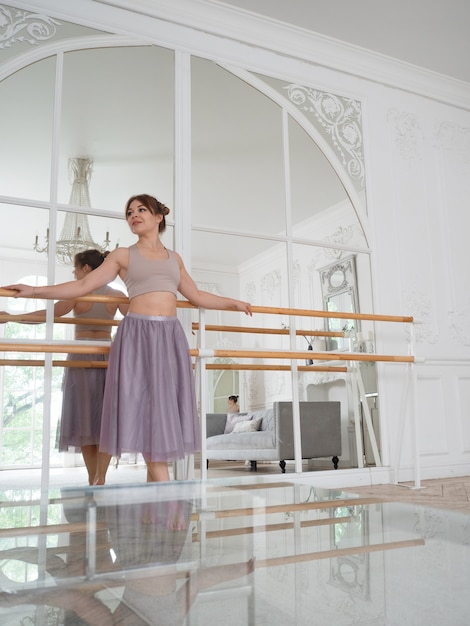 Foto una joven bailarina participa en la práctica de ballet en una máquina de ballet