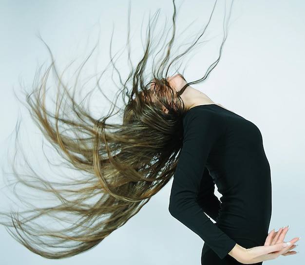 Foto joven bailarina con pelo largo