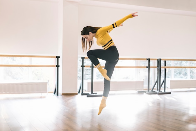 Joven bailarina practicando en el estudio de baile