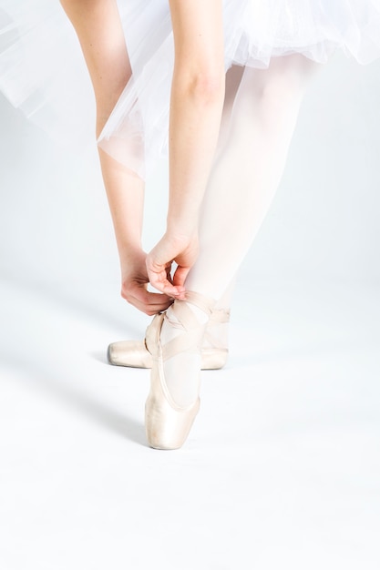 Joven bailarina practicando movimientos de ballet