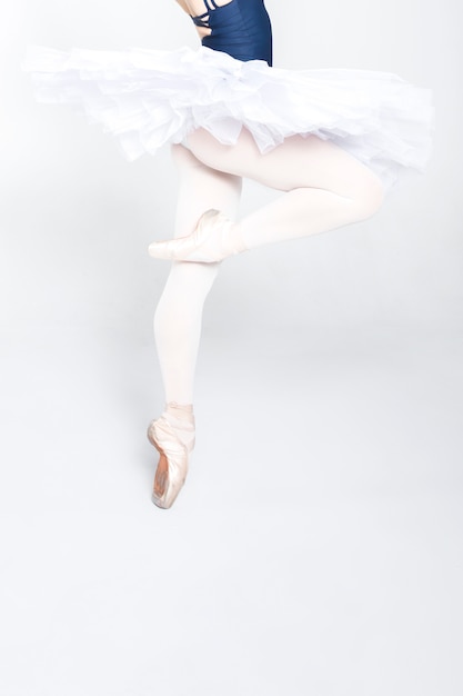 Joven bailarina practicando movimientos de ballet