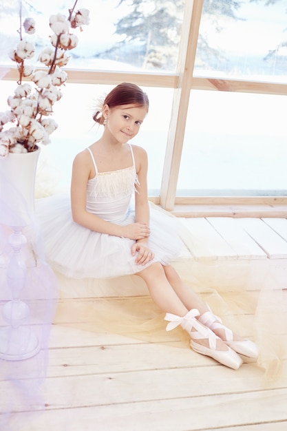 Joven bailarina preparando el ballet.