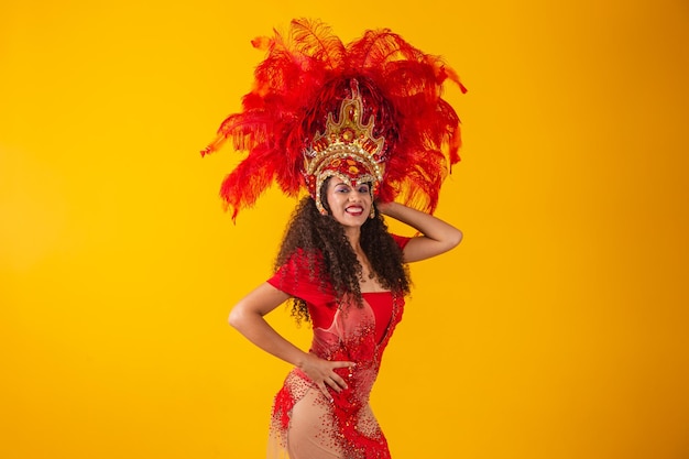 Joven bailarina de samba brasileña africana vestida para el carnaval