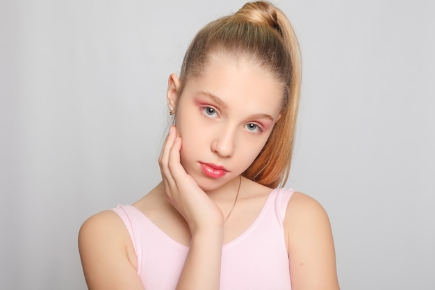 Una joven bailarina vistiendo ropa de ballet.