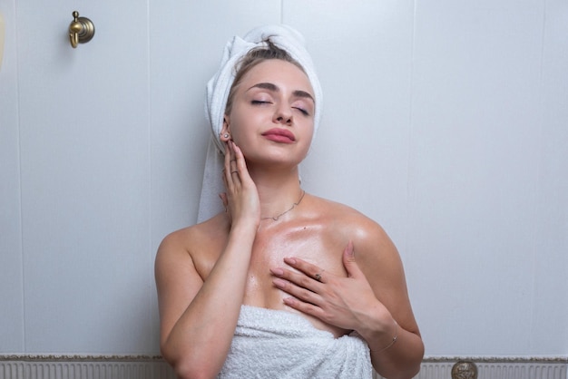 Una joven se baña y cuida su piel.
