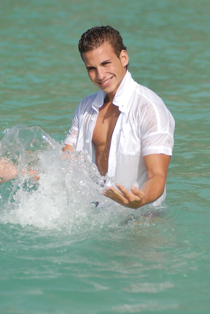 Joven bañándose en agua de mar