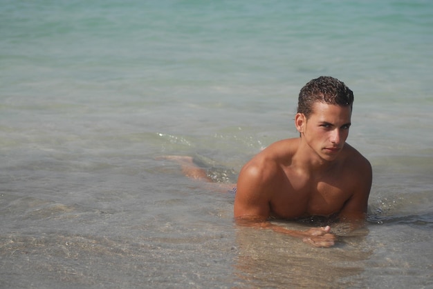 Joven bañándose en agua de mar