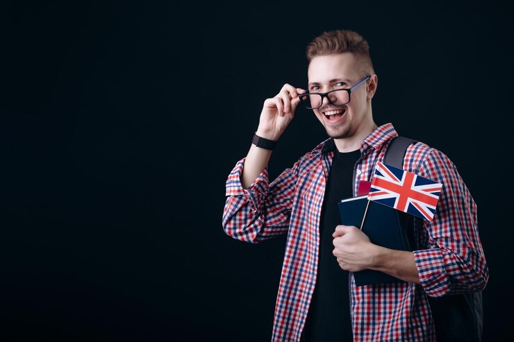 Joven con bandera británica y libros Ajuste de gafas