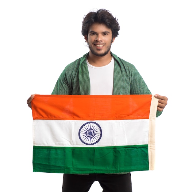 Joven con bandera india o tricolor en blanco