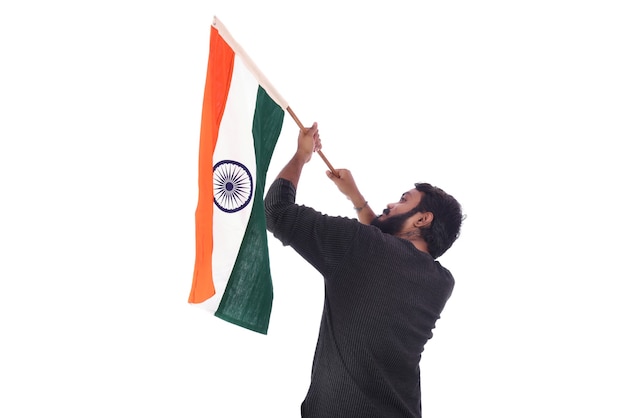 Joven con bandera india o tricolor sobre fondo blanco.