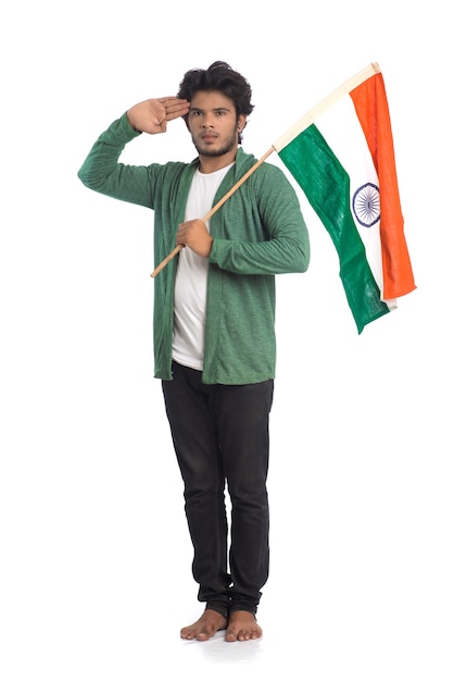 Joven con bandera india o tricolor sobre fondo blanco.