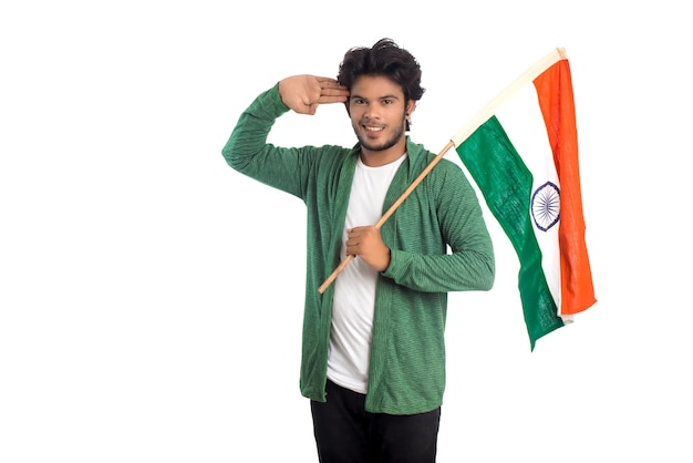 Joven con bandera india o tricolor sobre fondo blanco.