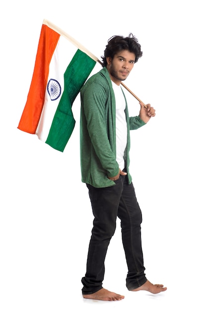 Joven con bandera india o tricolor sobre fondo blanco.