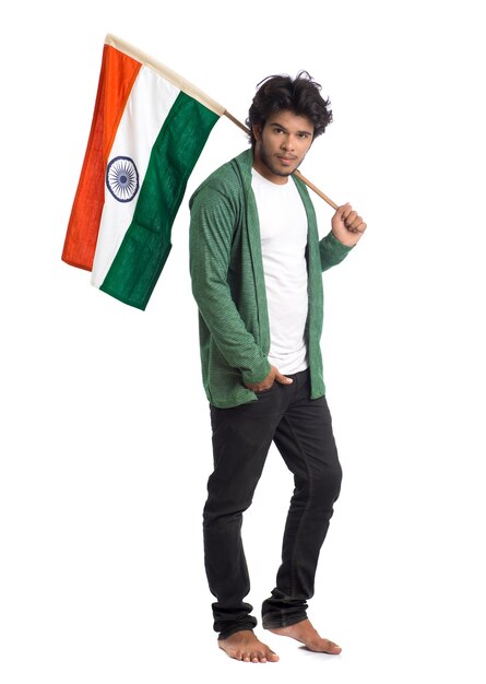 Joven con bandera india o tricolor sobre fondo blanco.