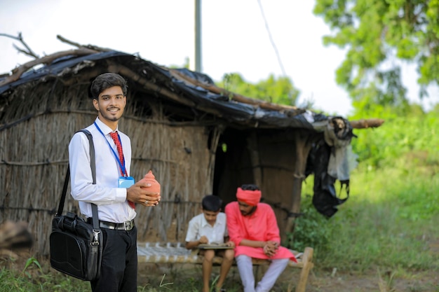 Joven banquero indio visita al agricultor en casa