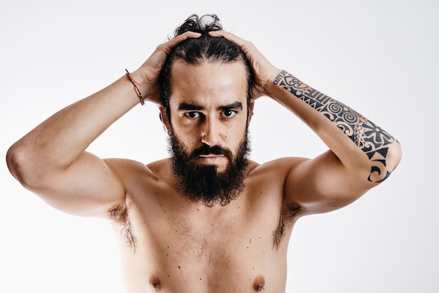 Foto joven con barba agarrándose el pelo