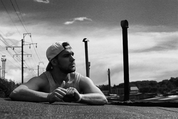 Un joven con barba bailarina de hip-hop.