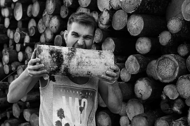 Un joven con barba bailarina de hip-hop.