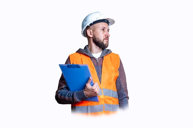 Joven con barba en la construcción de ropa con un portapapeles sobre un fondo claro