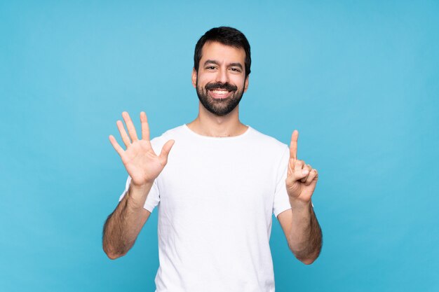 Joven con barba contando seis con los dedos