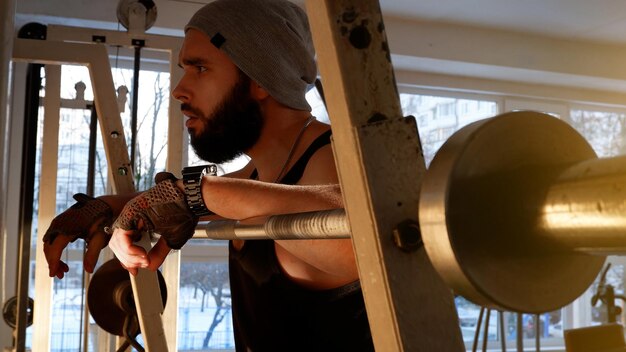 Un joven con barba en un gimnasio de la vieja escuela