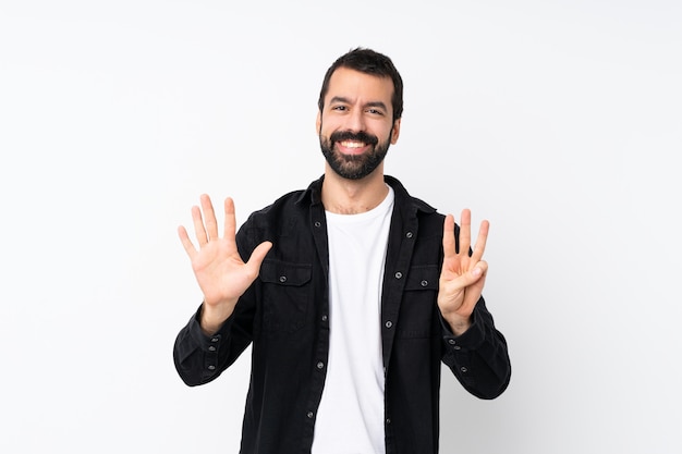 Joven con barba sobre blanco aislado contando ocho con los dedos