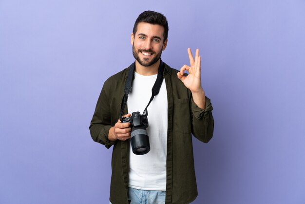 Foto joven con barba sobre pared aislada