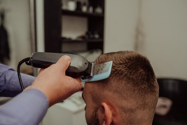 Joven en barbería Concepto de servicio de cuidado del cabello Enfoque selectivo Foto de alta calidad