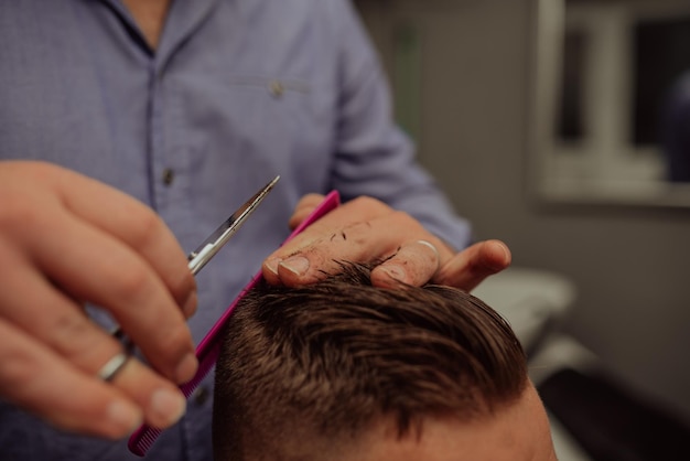 Joven en barbería Concepto de servicio de cuidado del cabello Enfoque selectivo Foto de alta calidad