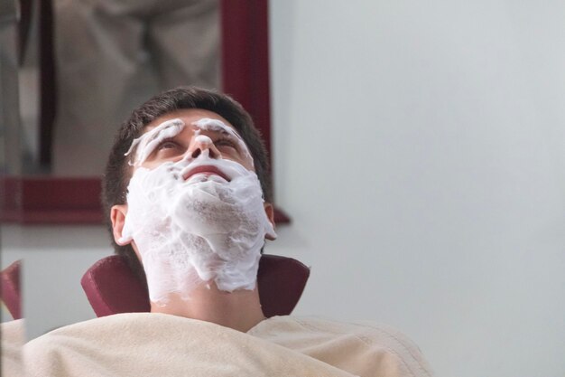 Un joven en la barbería.