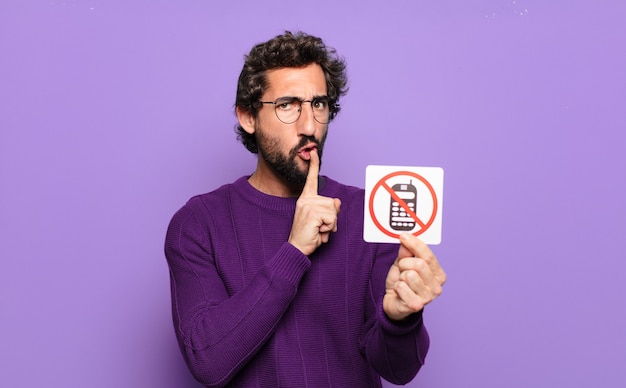 Joven barbudo con banner de celda prohibida