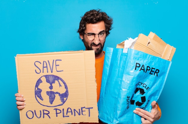 Joven barbudo con bolsa de reciclaje y salvar nuestro planeta junta